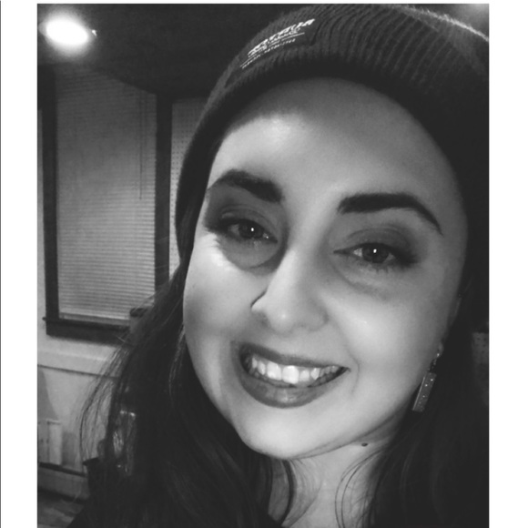 Meet Your Posher: Colleen ✨ - Picture 1 of 5